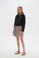 Short color beige con diseño cruzado y nudo en la parte delantera.