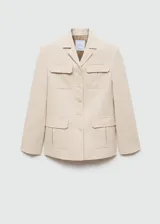 Chaqueta color beige con cuello de solapa, cierre frontal con botones, cuatro bolsillos frontales con solapa y manga larga.