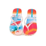 Ojotas Ipanema con base estampada con motivos playeros y tiras blancas.