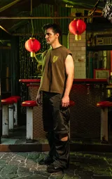 Remera marrón sin mangas con cuello redondo y estampado de personajes de la película Kill Bill.