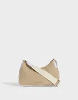 Bandolera color beige con correa blanca regulable y desmontable, tag frontal en relieve y cierre superior.