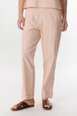 Pantalón de lino azul marino, de corte recto con bolsillos laterales y traseros.