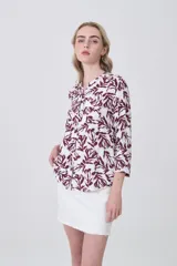 Camisa de manga larga con cuello mao y estampado paisley en tonos blanco, verde oliva y rosado. Presenta un calce holgado y bolsillos frontales.