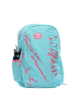 Mochila Umbro Fika color celeste con detalles en rosa. Incluye logo de Umbro y diseño abstracto en el frente. Tiene un compartimento principal con cierre, un bolsillo frontal con cierre y dos bolsillos laterales de malla.