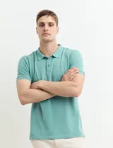 Remera tipo polo color celeste con cuello clásico y mangas cortas.