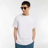 Camiseta blanca de manga corta con cuello redondo y textura jacquard.