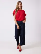 Jean wide leg de tiro alto, color azul oscuro, con pierna ancha, pretina con pasadores, botón y cierre. Cuenta con bolsillos delanteros y traseros.