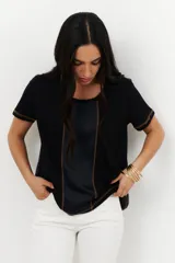 Remera azul marino de algodón con paneles frontales de satén y costuras decorativas en contraste.