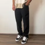 Jean de corte mom fit, color negro, con cintura alta y piernas rectas.