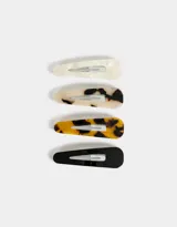 Set de cuatro hebillas para el pelo tipo tic tac, con diseños carey en colores blanco, beige, amarillo y negro.