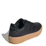 Championes Adidas Courtblock Bold de mujer, color negro con plataforma color beige.