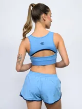 Top deportivo azul marino con el escudo del Club Nacional de Football en el pecho y la marca Umbro estampada en el contorno inferior.