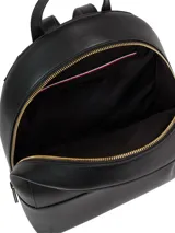 Mochila negra de poliuretano con forma redondeada en la parte superior y base rectangular. Cuenta con asa de mano superior, correas acolchadas ajustables y un logotipo metálico monograma TH en el centro.