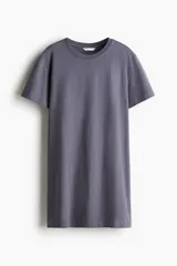 Vestido corto tipo remerón en punto de algodón color gris. Modelo con cuello redondo, hombros caídos y bajo recto.