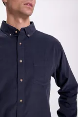 Camisa de hombre de micropana color azul marino, de manga larga con cuello abotonado y bolsillo en el pecho.