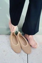 Ballerinas color beige con diseño trenzado, punta redonda y suela plana.