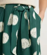 Short verde con lunares blancos, de viscosa, con cinturón para atar.