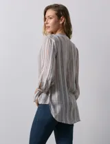 Blusa estampada con cuello a la base y escote en V. Manga 3/4 con lazo.