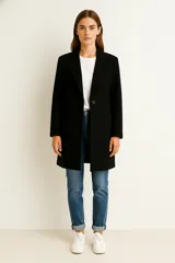 Tapado largo de mujer con cuello solapa y manga larga, confeccionado en tejido estampado pata de gallo en tonos blanco y negro/marrón.