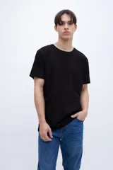 Remera negra de algodón, de corte recto y manga corta.