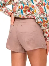 Short color marrón claro de lino orgánico, de tiro alto, calce holgado y bolsillos laterales.