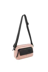 Morral rectangular de color camel con bolsillo frontal negro. Presenta un compartimento principal con cierre, un bolsillo delantero con solapa y cierre, y una correa larga ajustable en color negro. Marca Trendy.