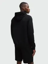 Sudadera negra con capucha de la marca Boss, con una franja horizontal dorada en el pecho donde se lee el nombre de la marca.