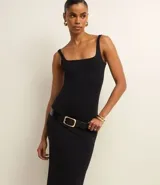Vestido midi negro de punto roma, con escote cuadrado y corte ajustado. Incluye cinturón ancho de cuero negro con hebilla dorada.