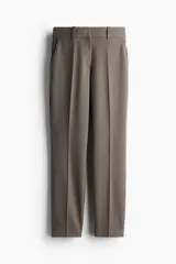 Pantalón tobillero ajustado de vestir color gris topo, con cintura estándar con elástico oculto, cierre con corchete oculto, bolsillos al bies, bolsillos traseros decorativos y piernas ajustadas.