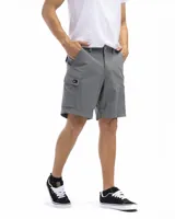 Bermuda de nylon y spandex color gris, de corte clásico y largo hasta la rodilla. Presenta bolsillos laterales superiores, bolsillos cargo en los costados (uno con cierre y otro con botón) y bolsillos traseros con botón. La cintura tiene presillas para cinturón, botón y cierre.