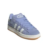 Championes Adidas Campus 00S de gamuza color lila con las tres tiras clásicas de Adidas en blanco y suela de goma color caramelo.