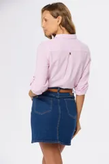 Minifalda de jean azul oscuro con spandex y cinturón marrón.