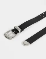 Cinturón negro de cuerina con hebilla metálica plateada estilo western y tachas plateadas.