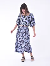 Falda midi de corte evasé con estampado abstracto en blanco y negro, con lazo en la cintura.