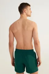 Short de baño verde esmeralda con cintura elástica y cordón ajustable.