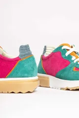 Zapatillas deportivas de gamuza color verde agua y fucsia, con detalles en naranja y suela gruesa blanca con base color caramelo.