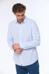 Camisa de lino color beige con rayas verticales blancas, corte slim fit y mangas largas.