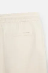 Bermuda negra regular fit confeccionada en tejido de algodón con estructura. Cintura elástica ajustable con cordón, bolsillos laterales y bolsillo trasero de vivo.