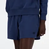 Short deportivo New Balance Athletics de felpa francesa color azul marino, con cintura elástica ajustable con cordón, bolsillos laterales con cierre y bolsillo trasero de parche. Logo bordado tonal en la parte inferior izquierda.