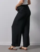 Pantalón negro de pierna ancha, marca Ninety. Con pretina ancha y elastizada.