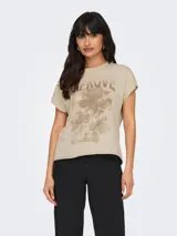 Camiseta color beige con estampado de flores y la palabra "Improve" en la parte superior.