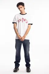 Remera unisex color blanco con cuello y mangas en contraste negro, y estampado frontal con texto en rojo.