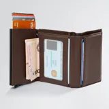 Billetera marrón de cuero sintético con protección RFID, tarjetero de aluminio con capacidad para 6 tarjetas, espacio para 2 tarjetas adicionales, espacio con ventana transparente para cédula de identidad, espacio interno para 6 billetes y bolsillo monedero exterior con cierre.
