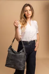 Cartera bandolera color marrón claro, de símil cuero, con dos divisiones internas, asa corta fija y correa larga regulable.