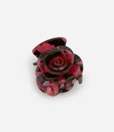 Pinza para el pelo con forma de rosa, de plástico color rojo y negro con estampado jaspeado.