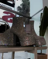 Botas cortas con plataforma y taco ancho, cubiertas de strass y cierre lateral.