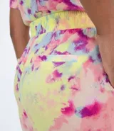 Short de viscosa con cintura elastizada y bolsillos laterales. Estampado tie dye en tonos amarillo, rosa, celeste y violeta.