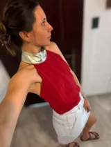 Top halter de algodón rojo con cuello alto contrastante en cuero color champagne.