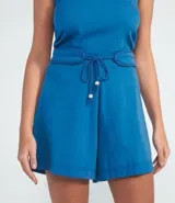 Short azul de tejido viscolino con cordón en la cintura.