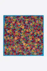 Pañuelo cuadrado estampado con rosas en tonos rojos, naranjas y amarillos sobre un fondo azul vibrante. Confeccionado en poliéster reciclado.